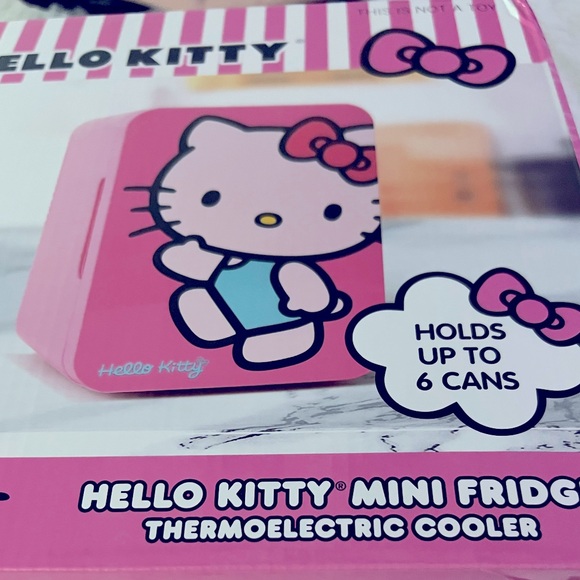 Hello Kitty Mini Fridge - Picture 5 of 14